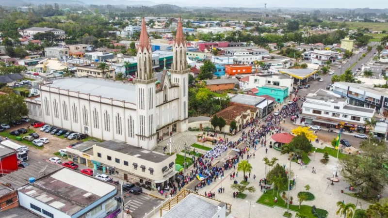 Desfile cívico de Praia Grande reúne grande público