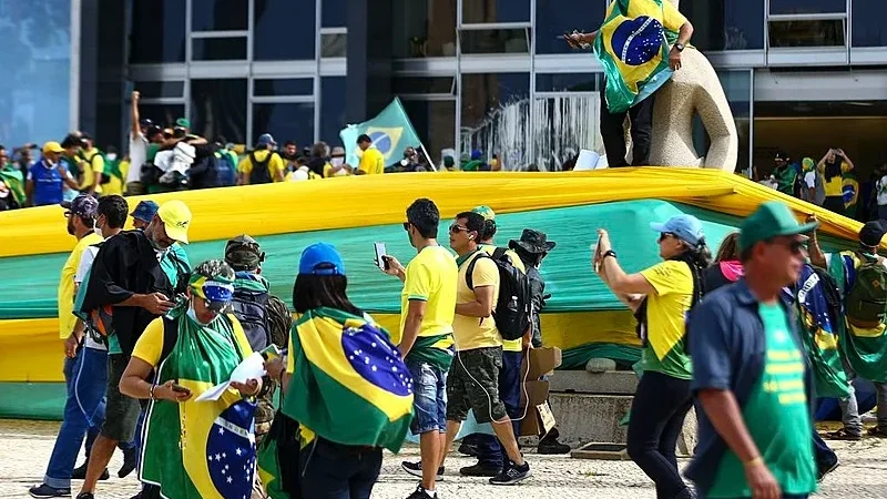 Pelo Estado: 17 anos por atos golpistas; queda nas exportações de SC; e mais