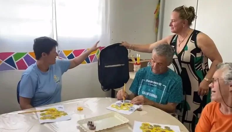 Ateliê de costura da Administração de Maracajá confecciona mochilas para alunos da Apae