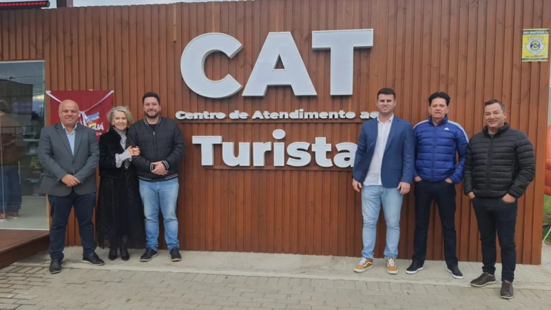 Vereadores participam de inauguração do Centro de Atendimento ao Turista