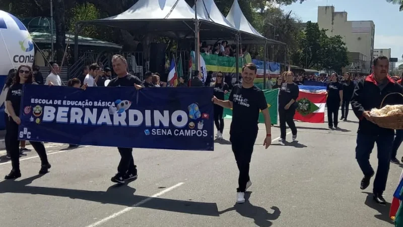 7 de Setembro: Milhares de pessoas acompanharam o Desfile Cívico no Centro de Araranguá