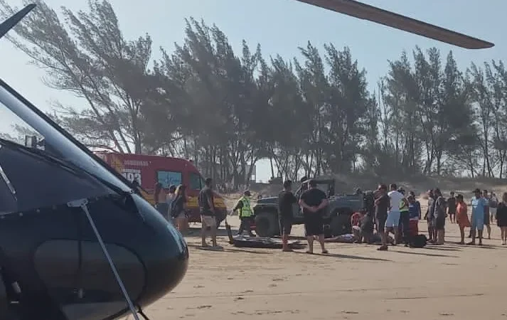 Capotamento de Jeep à beira mar deixa dois feridos em Jaguaruna