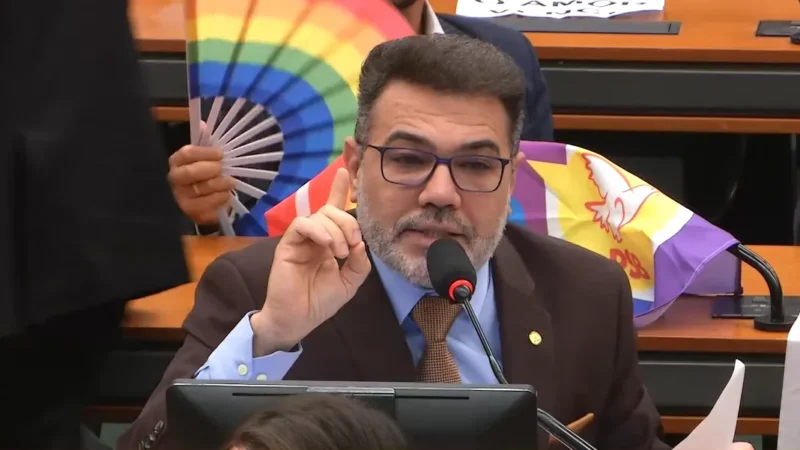 Votação de projeto que proíbe a união de pessoas do mesmo sexo causa polêmica; assista