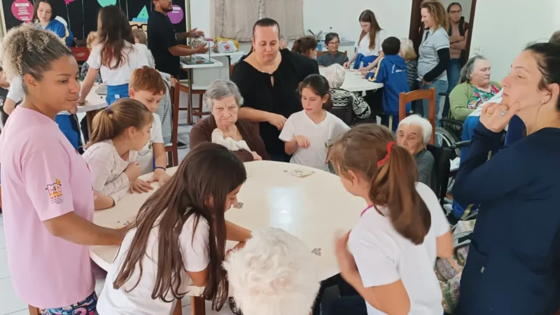 Crianças do Serviço de Convivência levam alegria aos idosos da Casa de Repouso