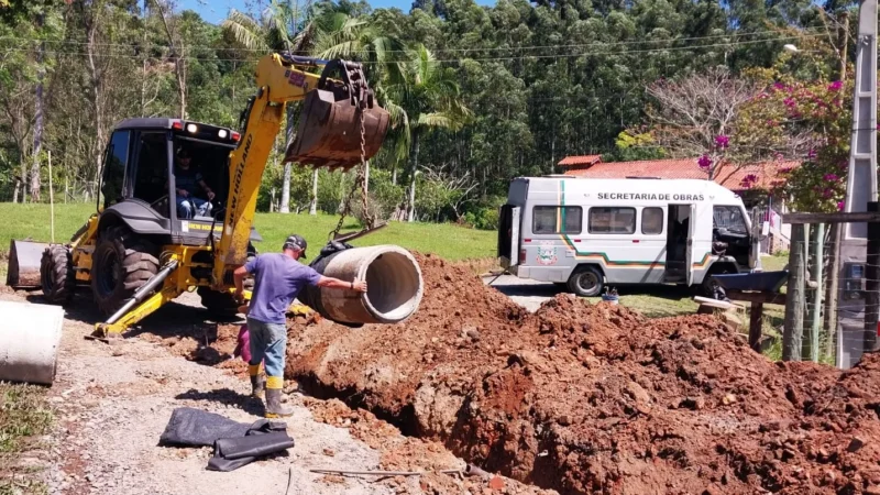 Secretaria de Obras realiza drenagem após pedido de morador