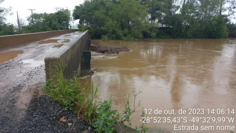 Rio Mãe Luzia transborda e avança sobre estrada e plantações