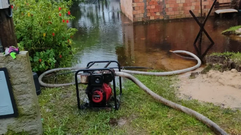 Defesa Civil usa bomba hidráulica para retirar água acumulada nas casas