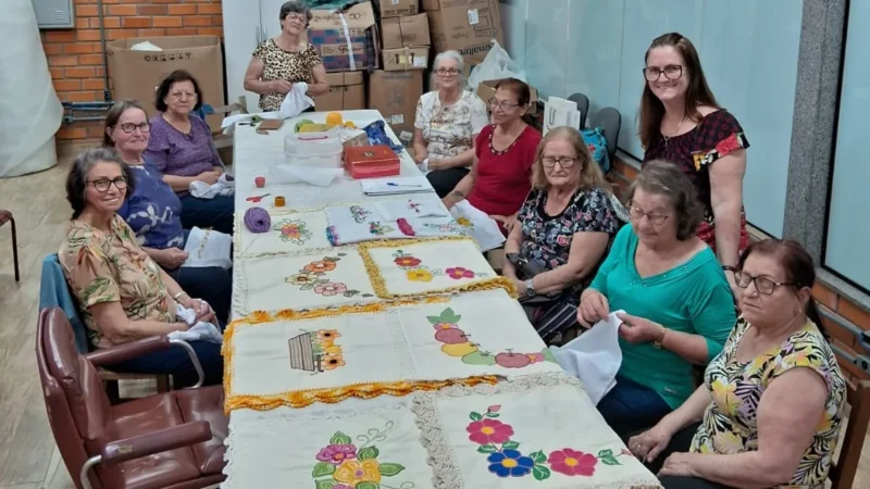 Trabalhos artesanais são produzidos pela terceira idade de Timbé