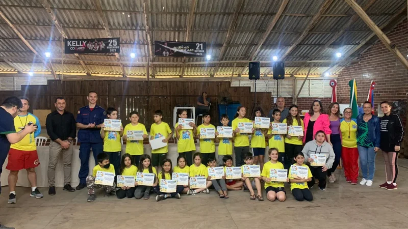 Projeto Golfinho forma mais de uma centena de alunos da rede municipal de ensino