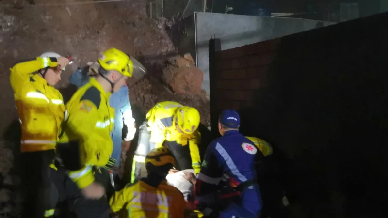 Em Araranguá, 31 pessoas da Barranca são retiradas das casas