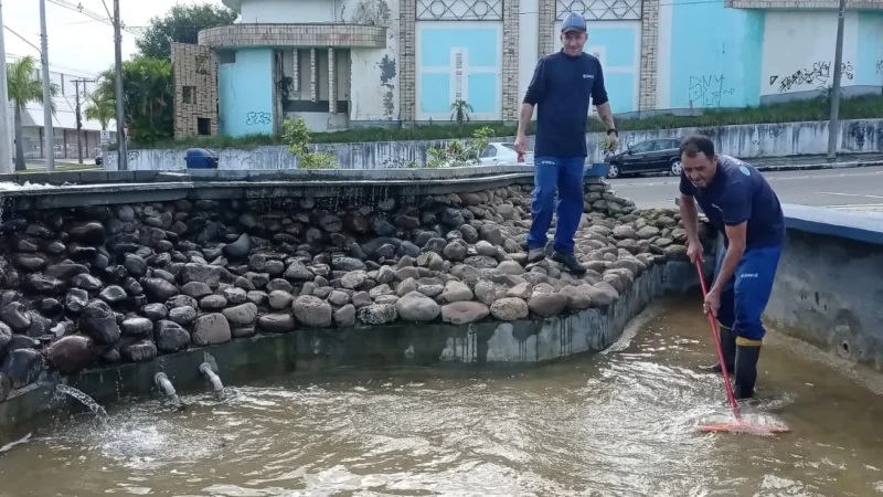 SAMAE realiza manutenção e limpeza na Praça das Águas