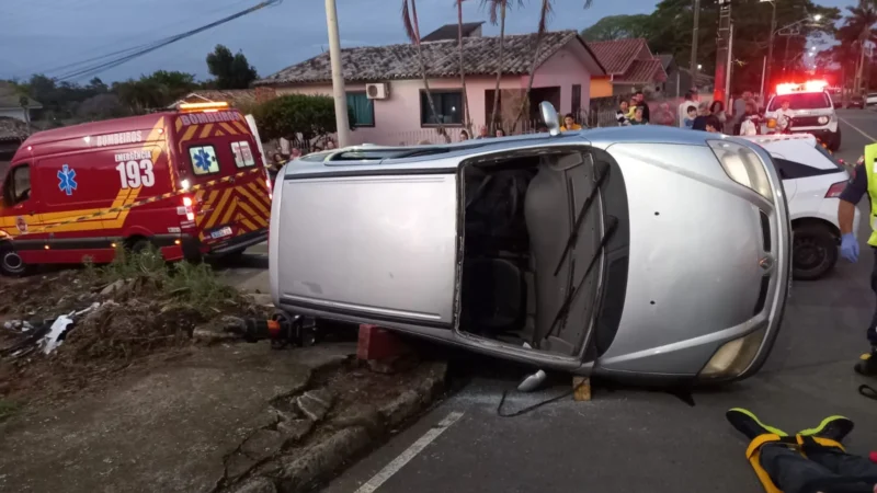 Acidente acaba com carro tombado em Içara