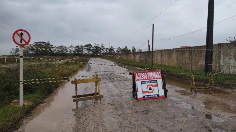 Acesso fechado entre Araranguá e Praia da Caçamba, no Arroio