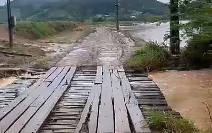 Sombrio interdita passagem pela ponte do bairro Retiro