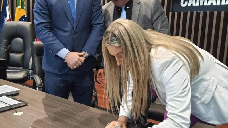 Helen Becker assume cadeira na Câmara