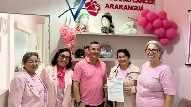 Jair Anastácio comemora sanção de lei que exige adesivos de conscientização sobre o câncer de mama em lojas de produtos femininos