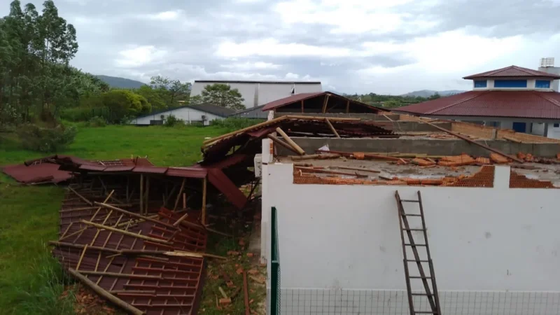 Jacinto Machado registra prejuízos em prédios públicos e casas