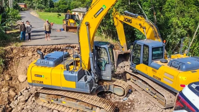 Equipes da Prefeitura trabalham na recuperação da Ponte do Rio Pavão