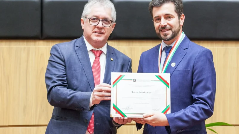 Dr. Roberto Salvaro recebe maior honraria do Legislativo Catarinense