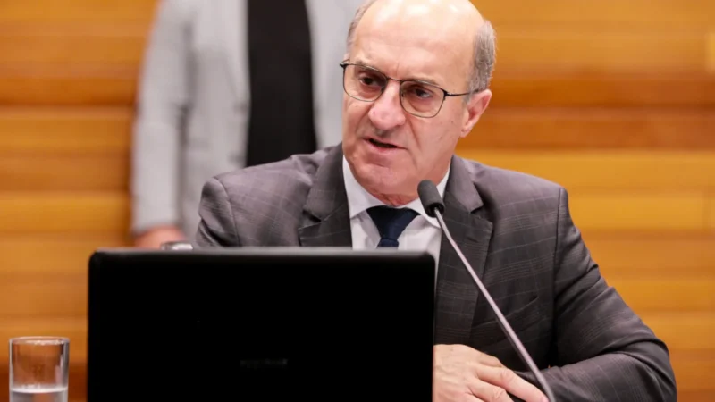 Zé Milton volta a cobrar aumento no orçamento da Saúde para 2024
