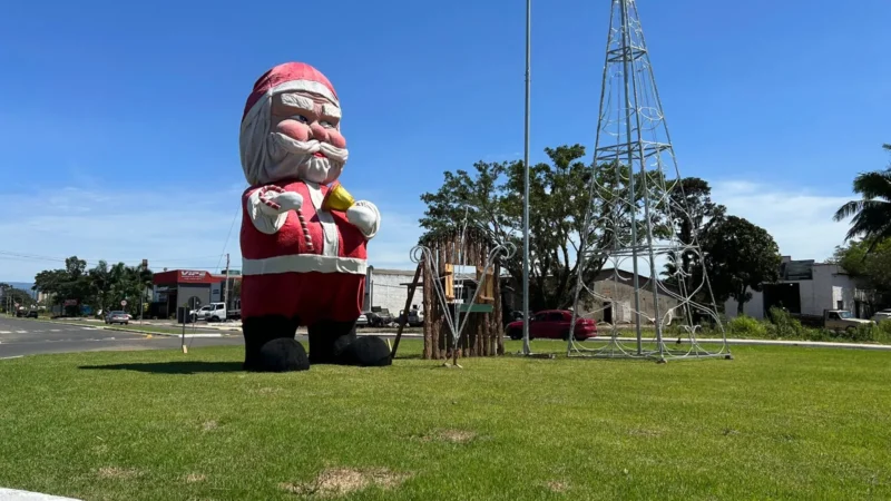 Prefeitura de Turvo inicia celebrações natalinas com a chegada do Papai Noel