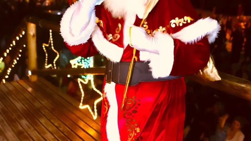 Papai Noel chega e aciona as luzes do Natal Dunas Encantadas