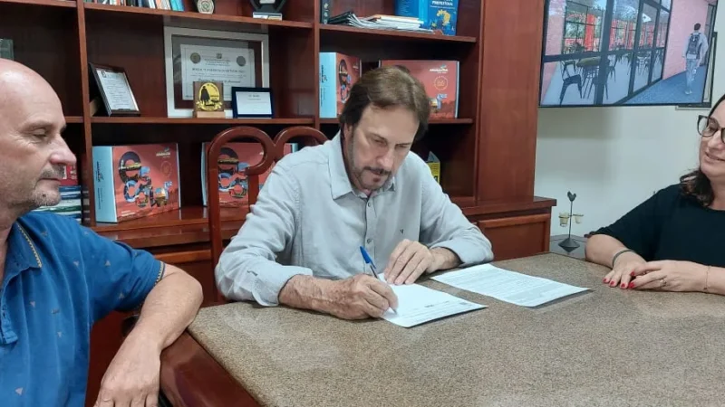 Prefeito assina termo de doação de uma locomotiva para pelo do DNIT