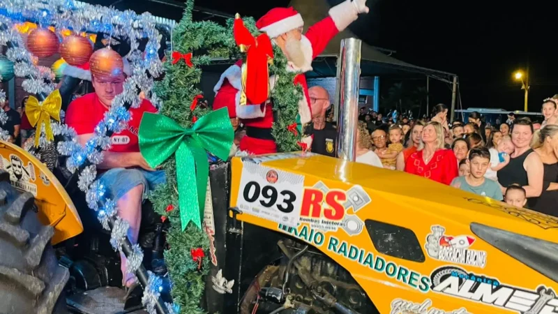 Papai Noel chega de trator, no clima do Arrancadão de Natal