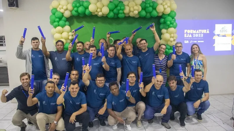 Colaboradores da Fumacense Alimentos recebem diploma do programa de Educação de Jovens e Adultos