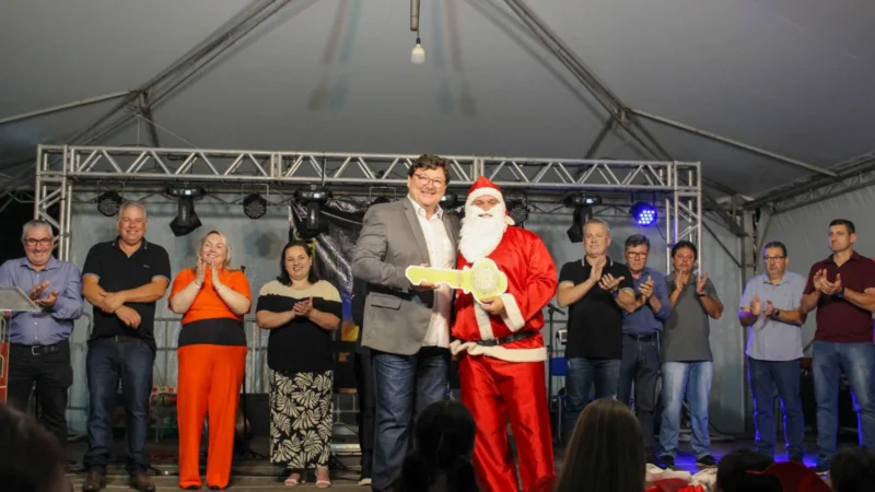 Prefeitura de Turvo realiza abertura do Natal com chegada do Papai Poel e apresentações culturais