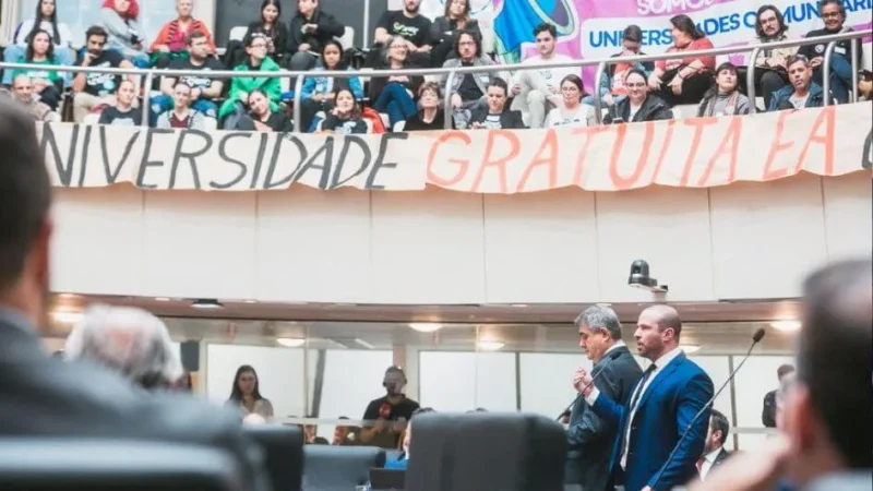 Pelo estado: Universidade Gratuita em julgamento