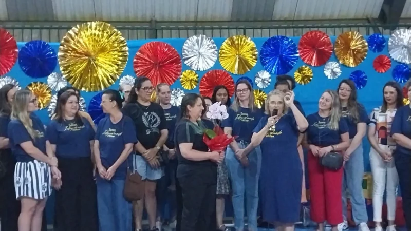 Escola Nilza lota ginásio em Festa da Família com homenagens e surpresa