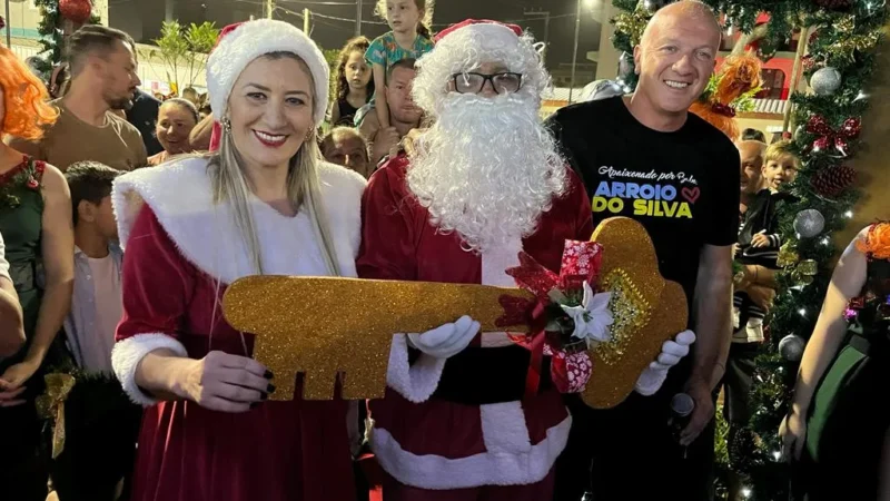 Chegada do Papai Noel encanta e reúne muitas famílias em Balneário Arroio do Silva