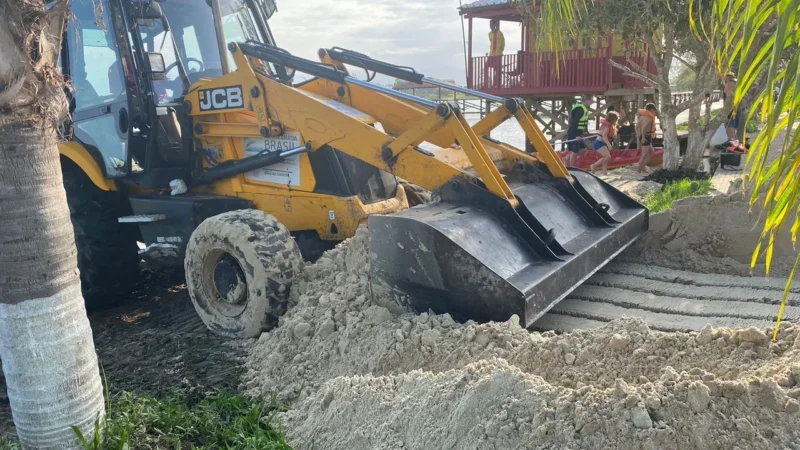 Ação de limpeza da vegetação e entorno da Lagoa de Fora