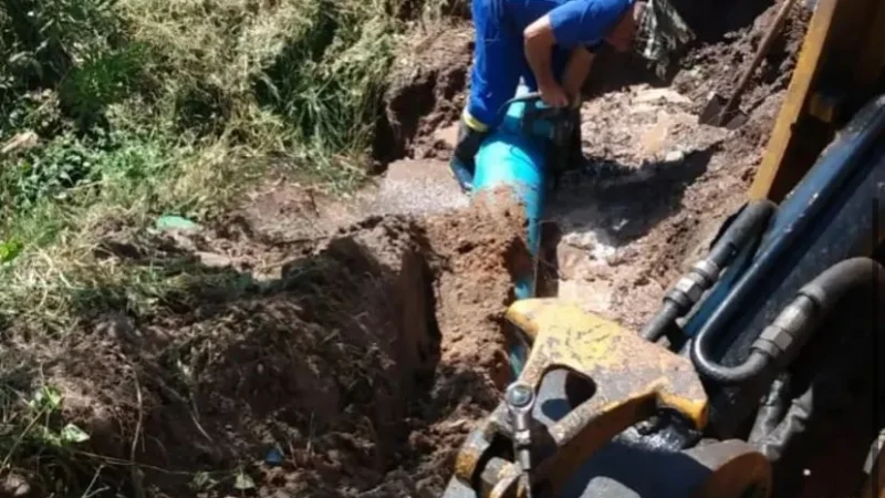 SAMAE substitui tubulação danificada, na comunidade de Lagoa da Serra