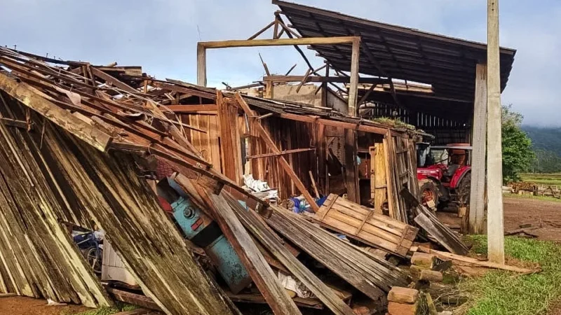 Dezembro começa com tornado que causa destruição em Praia Grande
