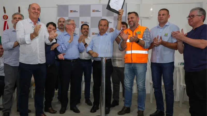 Governador entrega ordem de serviço para pavimentação da SC-108 entre Jacinto Machado e Praia Grande
