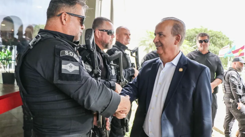 Governador entrega novas identidades funcionais a policiais penais durante reunião na SAP de Santa Catarina