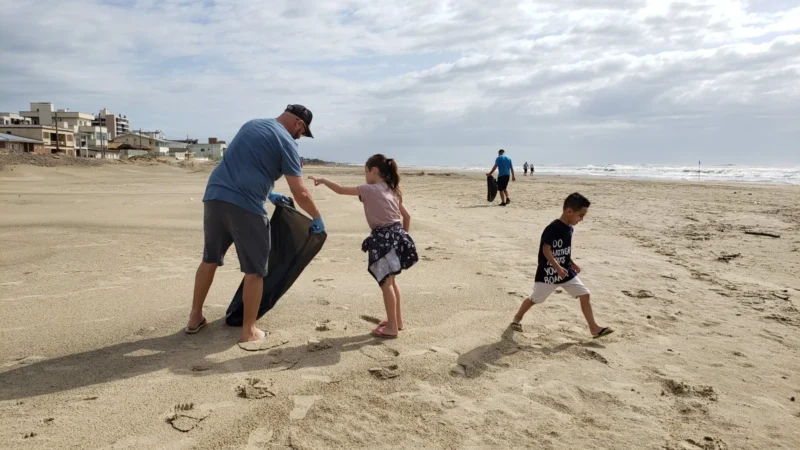Mutirão de Limpeza Praia Limpa: Sábado teve Ação de conscientização