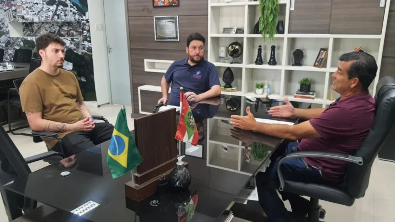 Filho de ex-presidente, Bolsonaro, visita a Câmara de Vereadores