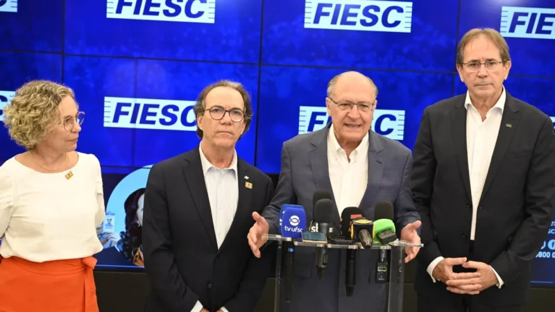 Geraldo Alckmin e Décio Lima lembram presidente da Fiesc que o governo Lula quintuplicou investimentos nas estradas federais de SC