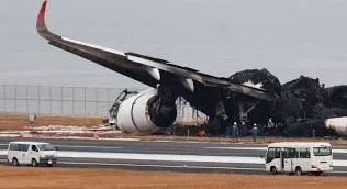 Saída de emergência garantiu sobrevivência dos passageiros do avião que pegou fogo no Japão