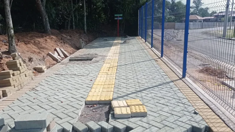 Trilhas ecológicas recebe implantação de pavers coloridos e piso retrátil