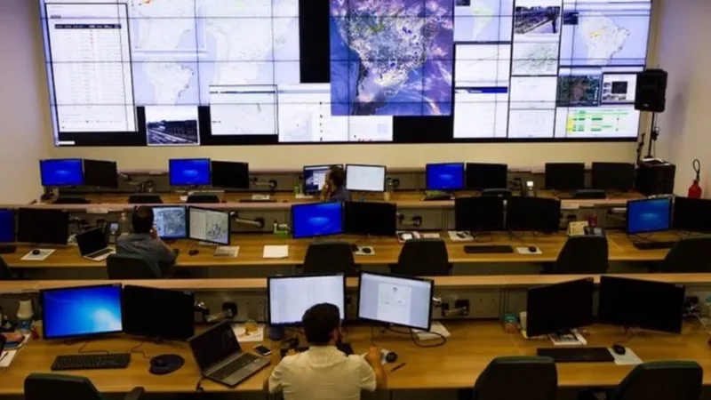 Equipe de Defesa Civil em Estado de Alerta Diante de Possível Cenário Crítico