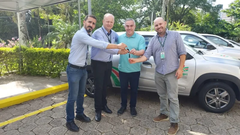 Em cerimônia na capital, Prefeito Paulinho Della Vecchia recebe veículo 0 km e equipamentos para a EPAGRI