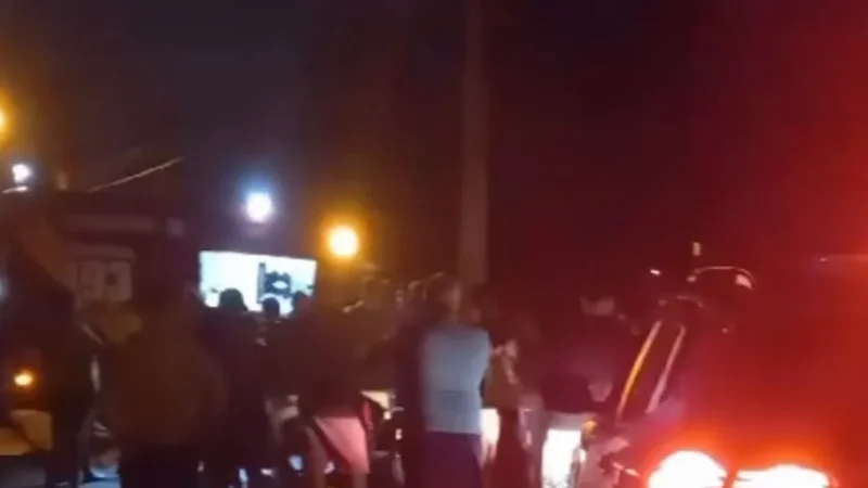 Motos colidem em avenida e vítimas ficam feridas