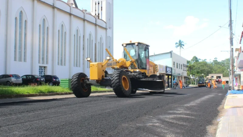 Rua 19 de Julho recebe reperfilamento em mais uma ação da Usina de Asfalto