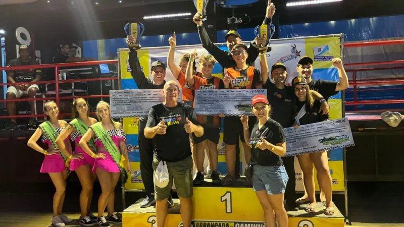 Pilotos comemoram a vitória na Arrancada de Caminhões
