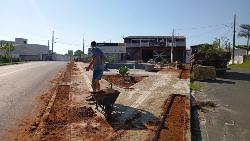 Prefeitura providencia conclusão de praça no Bairro Alto Feliz