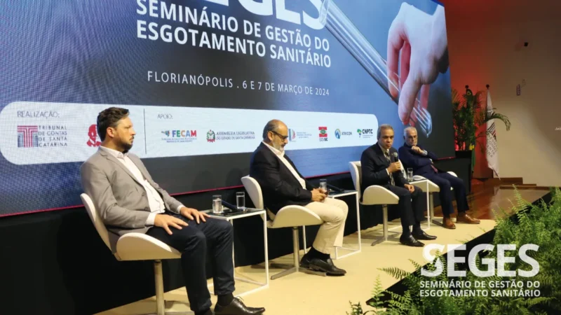 Representantes de entidades prestadoras de serviço debatem a universalização do saneamento básico, em evento do TCE/SC